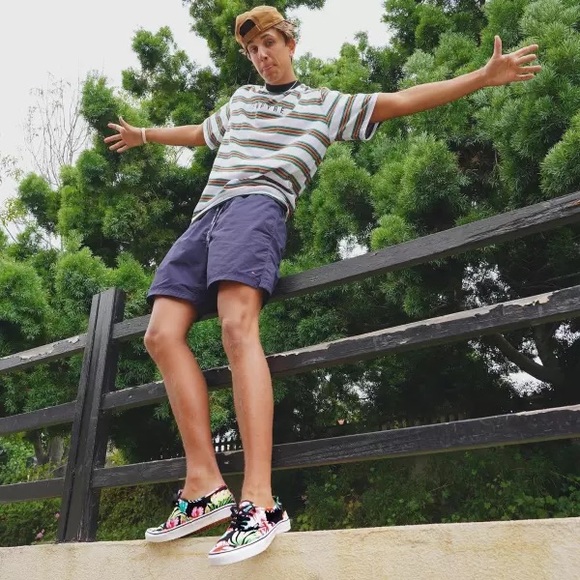 🚫SOLD🚫Vans Woman’s Authentic Hawaiian Floral Skate Shoe - Black - Picture 4 of 13